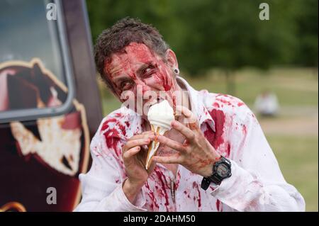 Les gens qui apprennent comment agir comme un zombie lors d'une journée d'entraînement de zombie, Hyde Park, Londres, l'entraînement a été organisé par 'Zombie Evacuation races' qui a dirigé le plus grand événement Zombie de Grande-Bretagne. Hyde Park, Londres, Royaume-Uni. 18 août 2013 Banque D'Images