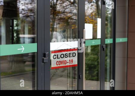 Désolé, nous avons fermé l'affiche. Image grunge accrochée à une porte en verre sale Banque D'Images