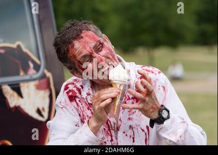 Les gens qui apprennent comment agir comme un zombie lors d'une journée d'entraînement de zombie, Hyde Park, Londres, l'entraînement a été organisé par 'Zombie Evacuation races' qui a dirigé le plus grand événement Zombie de Grande-Bretagne. Hyde Park, Londres, Royaume-Uni. 18 août 2013 Banque D'Images