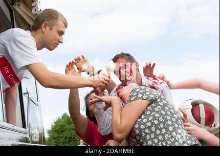 Les gens qui apprennent comment agir comme un zombie lors d'une journée d'entraînement de zombie, Hyde Park, Londres, l'entraînement a été organisé par 'Zombie Evacuation races' qui a dirigé le plus grand événement Zombie de Grande-Bretagne. Hyde Park, Londres, Royaume-Uni. 18 août 2013 Banque D'Images