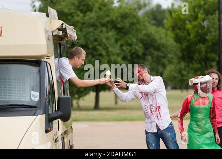 Les gens qui apprennent comment agir comme un zombie lors d'une journée d'entraînement de zombie, Hyde Park, Londres, l'entraînement a été organisé par 'Zombie Evacuation races' qui a dirigé le plus grand événement Zombie de Grande-Bretagne. Hyde Park, Londres, Royaume-Uni. 18 août 2013 Banque D'Images