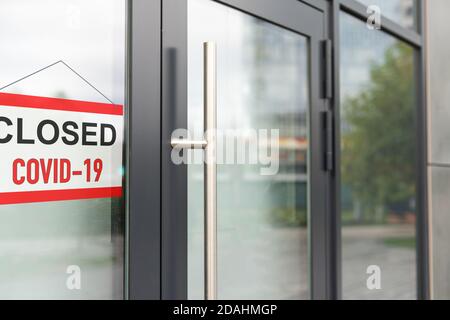 Désolé, nous avons fermé l'affiche. Image grunge accrochée à une porte en verre sale Banque D'Images
