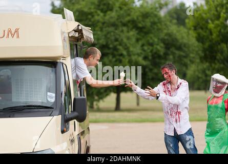 Les gens qui apprennent comment agir comme un zombie lors d'une journée d'entraînement de zombie, Hyde Park, Londres, l'entraînement a été organisé par 'Zombie Evacuation races' qui a dirigé le plus grand événement Zombie de Grande-Bretagne. Hyde Park, Londres, Royaume-Uni. 18 août 2013 Banque D'Images