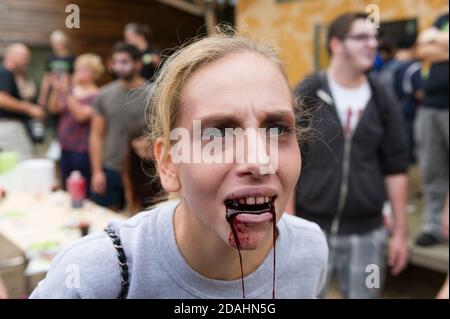 Les gens qui apprennent comment agir comme un zombie lors d'une journée d'entraînement de zombie, Hyde Park, Londres, l'entraînement a été organisé par 'Zombie Evacuation races' qui a dirigé le plus grand événement Zombie de Grande-Bretagne. Hyde Park, Londres, Royaume-Uni. 18 août 2013 Banque D'Images