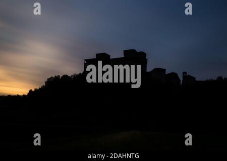 Vue panoramique sur la silhouette du célèbre château médiéval italien pendant un coucher de soleil unique, Torrechiara, Parme, Italie Banque D'Images