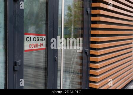 Désolé, nous avons fermé l'affiche. Image grunge accrochée à une porte en verre sale Banque D'Images