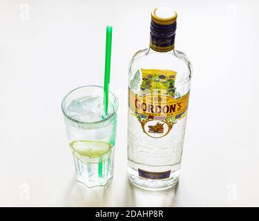 MOSCOU, RUSSIE - 4 NOVEMBRE 2020 : vue au-dessus de la bouteille de London Gin sec de Gordon et verre de High ball avec gin préparé et cocktail tonique sur la lumière br Banque D'Images