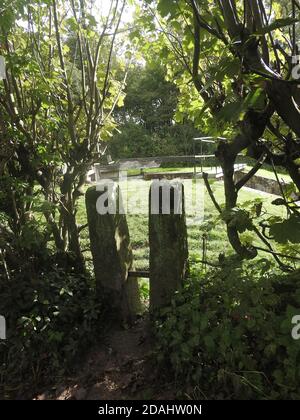 Une POINTE DE SERRAGE également connue sous le nom de Fat Ladies Stile, près de la 2e écluse à la branche de Glasson du canal de Lancaster, Angleterre Royaume-Uni (Glasson Top) en septembre 2020 - (British Canal System) Banque D'Images