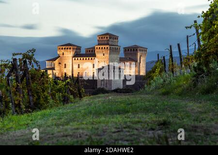 Vue classique du château de Torrechiara sur un ciel nuageux depuis les raisins du domaine. Parme, Émilie-Romagne, Italie Banque D'Images