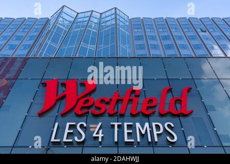 Puteaux, France - 12 novembre 2020 : vue extérieure du centre commercial Westfield les 4 temps, géré par Unibail-Rodamco-Westfield Banque D'Images