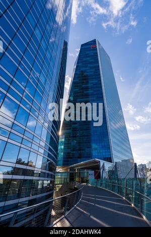 Puteaux, France - 12 novembre 2020 : vue extérieure des tours jumelles de la Société générale, siège de la banque française située à Paris-la Défense Banque D'Images