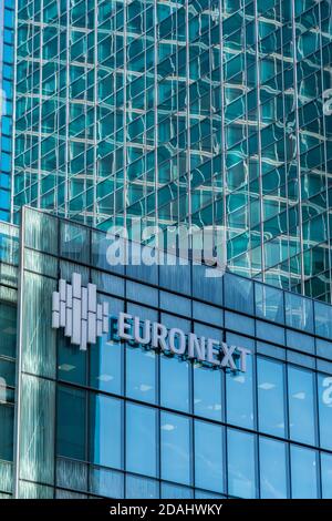 Courbevoie, France - 12 novembre 2020 : vue extérieure du bâtiment Euronext dans le quartier des affaires de Paris la Défense Banque D'Images