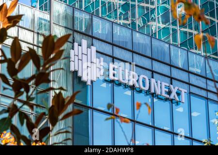 Courbevoie, France - 12 novembre 2020 : vue extérieure du bâtiment Euronext dans le quartier des affaires de Paris la Défense Banque D'Images