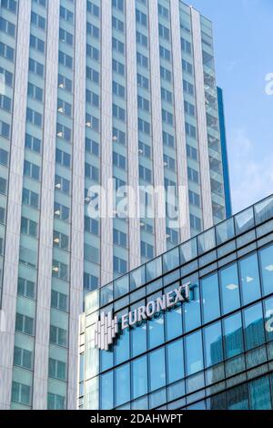 Courbevoie, France - 12 novembre 2020 : vue extérieure du bâtiment Euronext dans le quartier des affaires de Paris la Défense Banque D'Images