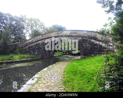 British Canal System -branche Glasson du canal de Lancaster, Angleterre, Royaume-Uni --- Glasson Top 1er pont avec première écluse (sous le pont) septembre 2020. Banque D'Images