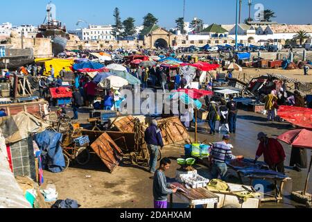 Essaouira, Maroc - 31 DÉCEMBRE 2019 : vue sur le marché local de la pêche bondé au port pour la Saint-Sylvestre Banque D'Images
