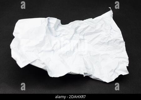 Une feuille de papier blanc froissé Banque D'Images