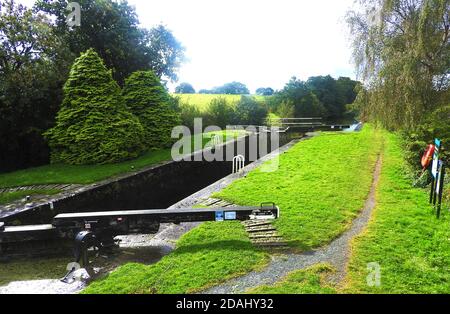 British Canal System -branche Glasson du canal de Lancaster, Angleterre, Royaume-Uni ---- Glasson Top (écluse 1) portes et chemin de remorquage de canal, septembre 2020.jpg - Banque D'Images