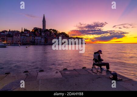 Vue sur le pêcheur, la vieille ville et la cathédrale de Saint-Euphemia après le coucher du soleil, Rovinj, Istrie, Croatie, Adriatique, Europe Banque D'Images