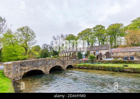 Le Swan Hotel et le pont de pierre Cotswold au-dessus de la rivière Coln à Bibury, un petit joli village préservé Gloucestershire, dans les Cotswolds Banque D'Images