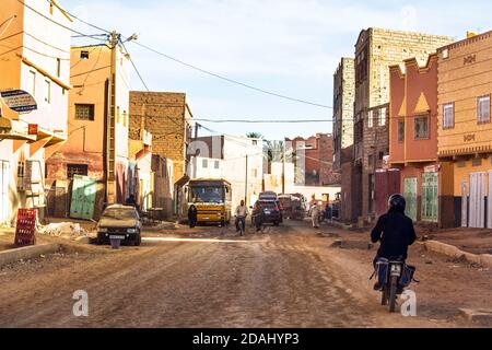 Tinghir, Maroc - 26 DÉCEMBRE 2019 : vue sur la route principale d'un village local du désert du sahara Banque D'Images