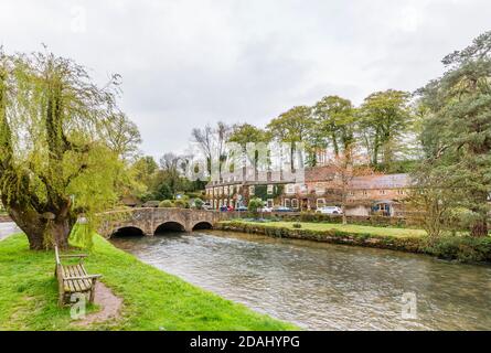 Le Swan Hotel et le pont de pierre Cotswold au-dessus de la rivière Coln à Bibury, un petit joli village préservé Gloucestershire, dans les Cotswolds Banque D'Images