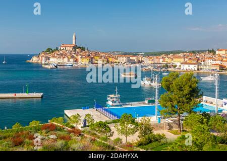 Vue imprenable sur le port et la vieille ville avec la cathédrale Saint-Euphemia, Rovinj, Istrie, Croatie, Adriatique, Europe Banque D'Images