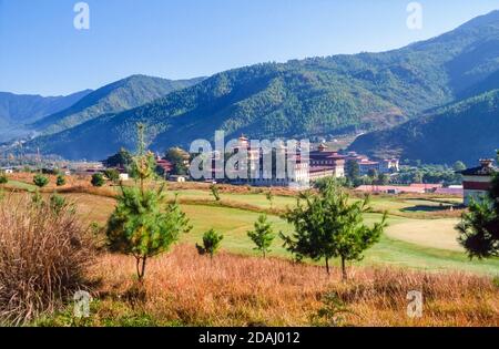 L'immense Tashichho Dzong, un monastère bouddhiste tibétain fortifié et un palais gouvernemental avec des toits de feuilles d'or à Thimphu, la capitale du Bhoutan Banque D'Images