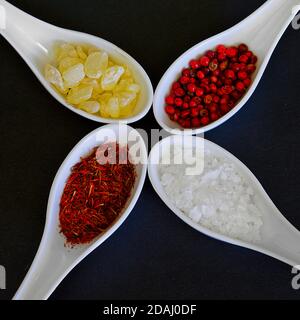 Diverses épices en cuillères en porcelaine blanche. Image de stock. Banque D'Images