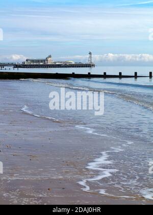 La jetée et la plage de Bournemouth est une station balnéaire populaire Sur la côte sud de l'Angleterre Banque D'Images