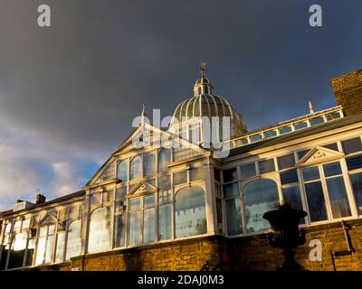 Vue de l'extérieur de County Hall le siège du Conseil du comté de Derbyshire à Matlock Derbyshire Angleterre. Banque D'Images