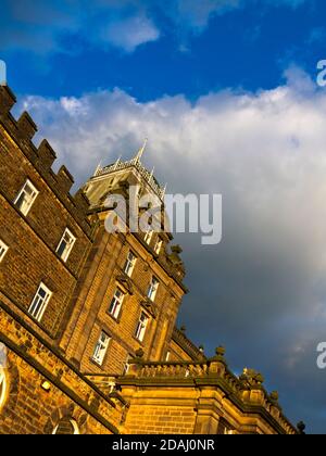 Vue de l'extérieur de County Hall le siège du Conseil du comté de Derbyshire à Matlock Derbyshire Angleterre. Banque D'Images