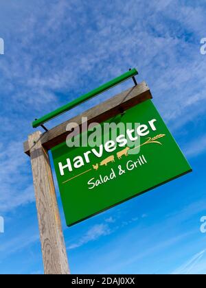 Panneau à l'extérieur d'une salade et d'un grill Harvester faisant partie d'une chaîne de plus de deux cents bars et restaurants au Royaume-Uni servant de la nourriture et des boissons. Banque D'Images