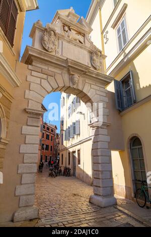 Vue de la Venise Balbi porte dans la vieille ville de Rovinj, la Mer Adriatique Croate, Istrie, Croatie, Europe Banque D'Images