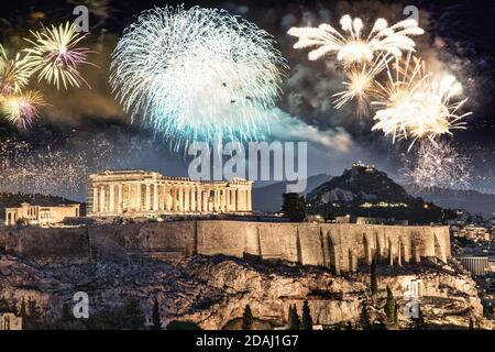Feux d'artifice au-dessus d'Athènes, de l'Acropole et du Parthénon, de l'Attique, de la Grèce - fêtes du nouvel an Banque D'Images