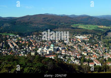 Autriche, ville industrielle Berndorf dans la vallée de Triesting, Basse-Autriche - avec église Margareten et anciens bâtiments de peuplement de travailleurs Banque D'Images