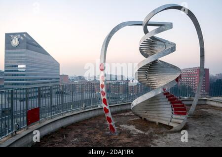 Sculpture en spirale de temps sur la terrasse d'observation dans le Parc public Portello sur le fond de l'immeuble de bureaux en début de matinée d'hiver Banque D'Images