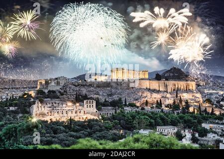 Feux d'artifice au-dessus d'Athènes, de l'Acropole et du Parthénon, de l'Attique, de la Grèce - fêtes du nouvel an Banque D'Images