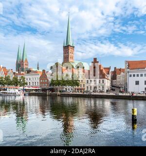 La vieille ville de Lübeck en plein jour. L'église avec deux flèches est Marienkirche - église St Mary, St Petri Kirche - St Pierre a une unique flèche. Banque D'Images