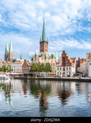 La vieille ville de Lübeck en plein jour. L'église avec deux flèches est Marienkirche - église St Mary, St Petri Kirche - St Pierre a une unique flèche. Banque D'Images