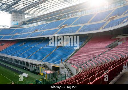 Stands vides de bleu et de rouge dans le stade Giuseppe Meazza ou San Siro, construit en 1925. Milan. Italie. Banque D'Images