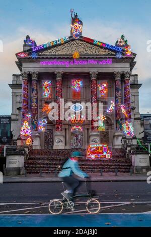 Londres, Royaume-Uni. 13 novembre 2020. Se souvenir d'un nouveau monde brave - Tate Britain Winter Commission, conçu par l'artiste britannique Chla Kumari Singh Burman. L'installation technicolor de Burman, pour la façade de Tate Britain, fait référence à la mythologie, Bollywood, le féminisme radical, l'activisme politique et les souvenirs de famille liés à une célébration de la lumière néon et de la couleur tourbillonnante. C'est le quatrième de la série de commissions de plein air de Tate Britain à marquer la saison d'hiver. Crédit : Guy Bell/Alay Live News Banque D'Images