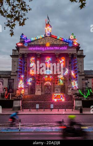 Londres, Royaume-Uni. 13 novembre 2020. Se souvenir d'un nouveau monde brave - Tate Britain Winter Commission, conçu par l'artiste britannique Chla Kumari Singh Burman. L'installation technicolor de Burman, pour la façade de Tate Britain, fait référence à la mythologie, Bollywood, le féminisme radical, l'activisme politique et les souvenirs de famille liés à une célébration de la lumière néon et de la couleur tourbillonnante. C'est le quatrième de la série de commissions de plein air de Tate Britain à marquer la saison d'hiver. Crédit : Guy Bell/Alay Live News Banque D'Images