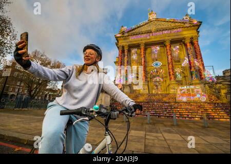 Londres, Royaume-Uni. 13 novembre 2020. Se souvenir d'un nouveau monde brave - Tate Britain Winter Commission, conçu par l'artiste britannique Chla Kumari Singh Burman. L'installation technicolor de Burman, pour la façade de Tate Britain, fait référence à la mythologie, Bollywood, le féminisme radical, l'activisme politique et les souvenirs de famille liés à une célébration de la lumière néon et de la couleur tourbillonnante. C'est le quatrième de la série de commissions de plein air de Tate Britain à marquer la saison d'hiver. Crédit : Guy Bell/Alay Live News Banque D'Images