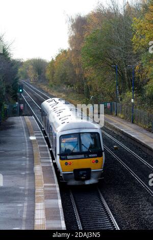 Train diesel de classe 165 de Chiltern Railways à la gare de Lapworth en automne, Warwickshire, Royaume-Uni Banque D'Images