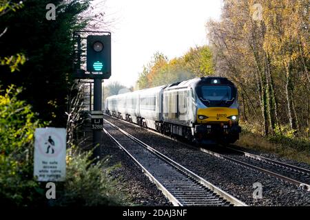 Chiltern Railways train Mainline tiré par une locomotive diesel de classe 68 qui s'approche de la gare de Lapworth en automne, Warwickshire, Royaume-Uni Banque D'Images