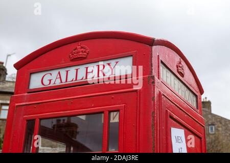 The Gallery on the Green à Settle, dans le North Yorkshire - une boîte téléphonique rouge transformée en galerie d'art Banque D'Images