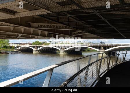 Le pont Grosvenor (également connu sous le nom de Victoria Railway Bridge) a ouvert ses portes en 1860, vu sous le pont Chelsea, tous deux enjambant la Tamise Banque D'Images