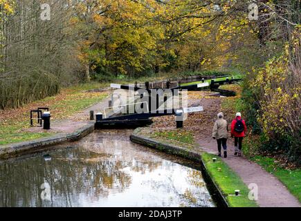 Personnes marchant en automne à Lapworth Locks sur le canal Stratford-upon-Avon, Warwickshire, Royaume-Uni Banque D'Images