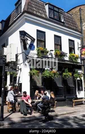 Les gens qui prennent un verre devant le pub historique de Mayflower à Rotherhithe d'où, en juillet 1620, le bateau de Mayflower a pris à bord 65 passagers Banque D'Images